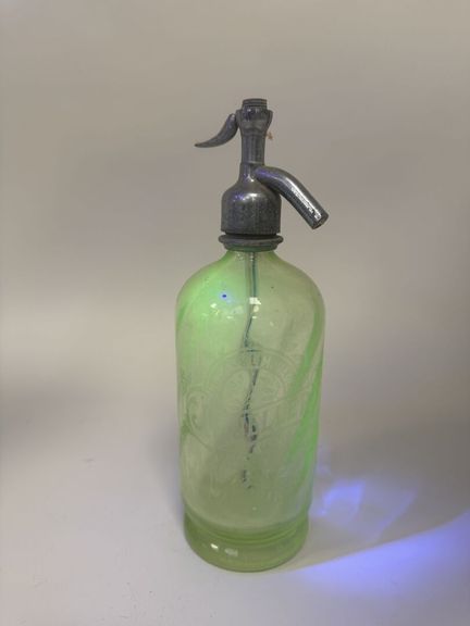 J. GURLLER in Chinon.
Siphon aus Ouraline.
H. 30 c