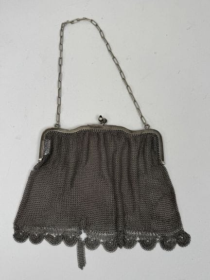 Geldbeutel aus versilbertem Metall.
16 x 23 cm.
(B