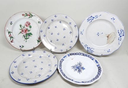 Set aus fünf Steingut-Tellern.
19. und 20. Jahrhun