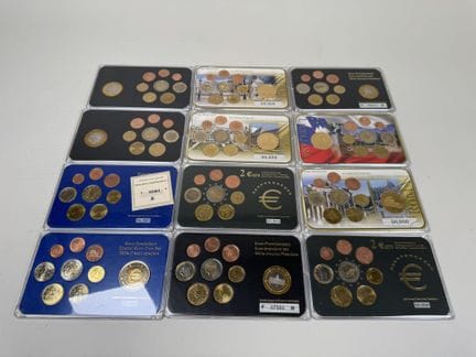 12 numismatische Euro-Münzsets, darunter FINNLAND,