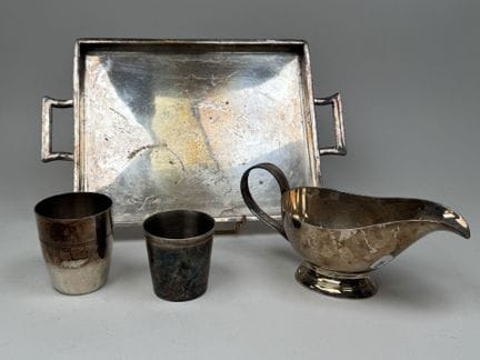 Set aus versilbertem Metall, bestehend aus:
- CHRI