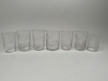 Sammlung von 7 Bechern aus Glas und Kristall mit G