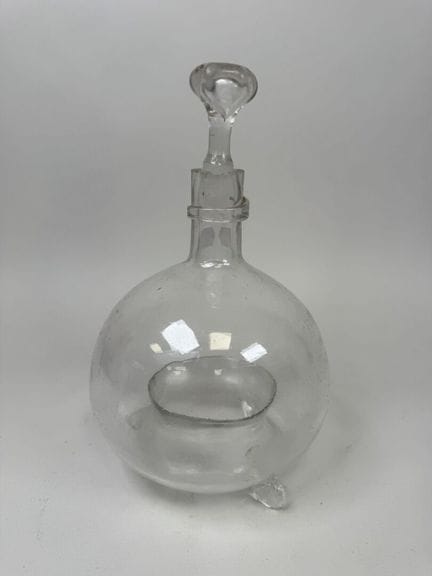 Dreibeiniger Fliegenfänger aus Glas.
H. 23 cm.