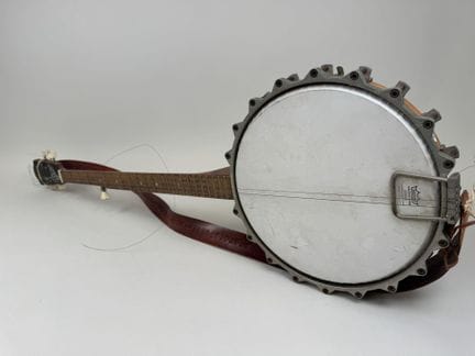 FRAMUS.
Banjo aus Holz und Metall.
Länge: 97 cm.
(