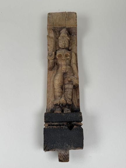 亚洲，20世纪。
木雕件。
44 × 9.5 × 6 厘米。