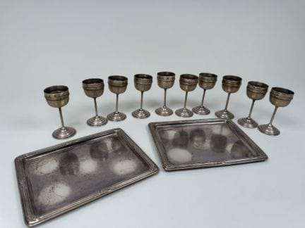 Zwei kleine Serviersets aus versilbertem Metall mi