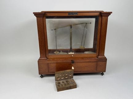 Henry TROEMNER in Philadelphia.
Apothekerwaage aus