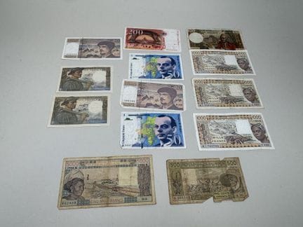 Sammlung von 12 Banknoten.
(Abnutzungsspuren, klei