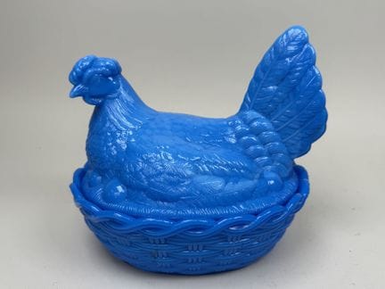 Bonbonniere aus blauem Opalglas mit der Darstellun