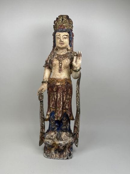 亚洲，20世纪。
观音。
大型彩绘及镀金木雕。
高62厘米。