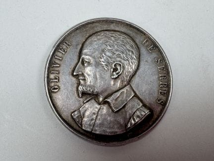 Silbermedaille „OLIVIER DE SERRES“.
Gewicht: 64,4 