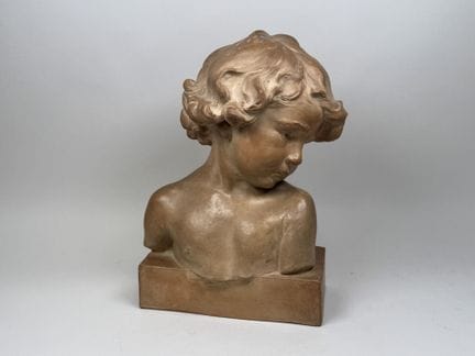 让-马里·卡缪（1877-1955）。
儿童半身像。
大型赤陶雕塑。
39 × 26 × 13 厘米