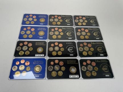 12 numismatische Euro-Münzsets, darunter ITALIEN, 