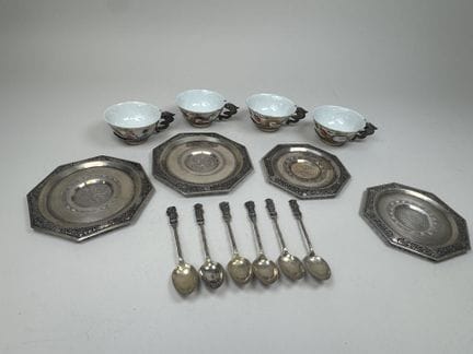 INDONESIEN, 20. Jahrhundert.
Set aus mehrfarbigem 