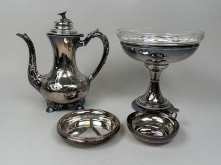 Set aus versilbtem Metall, bestehend aus:
- Kanne 