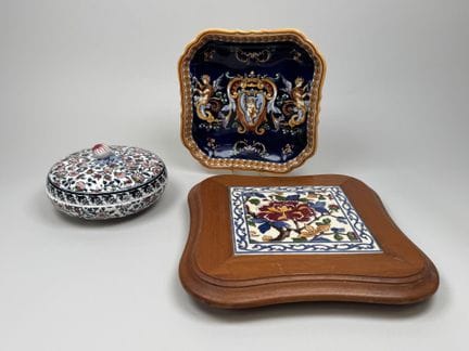 GIEN.
Set aus mehrfarbiger Fayence, bestehend aus: