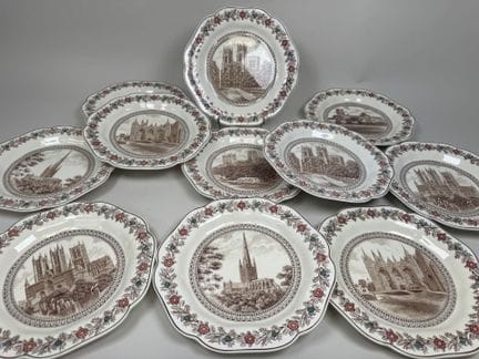 WEDGWOOD.
Serie von elf Tellern aus feinem, mehrfa