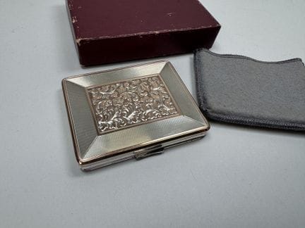 Rechteckige Puderdose aus 835er Silber und vergold