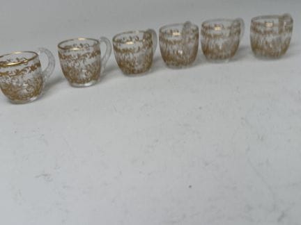 Set aus 8 kleinen Tassen aus gegossenem und geblas
