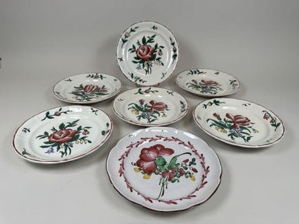 SARREGUEMINES.
Set aus 6 Tellern aus mehrfarbigem 
