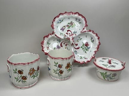 Set aus feiner, mehrfarbiger Steingutkeramik mit B