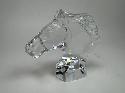 BACCARAT.
Briefbeschwerer aus gegossenem Kristall 