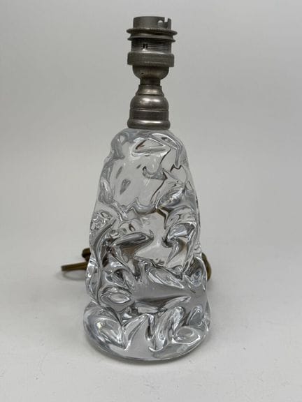 BACCARAT.
Kleiner Lampenfuß aus gegossenem Kristal