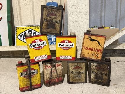 Lot de 8 bidons d'huile moteur en tôle lithographi