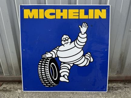 MICHELIN
Plaque publicitaire carrée en tôle peinte