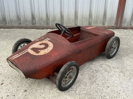 MG.
LOTUS F1 n°2
Voiture à pédale en tôle peinte.
