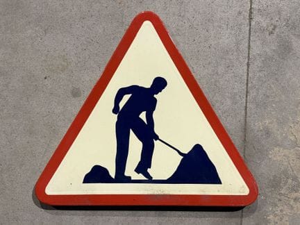Panneau de signalisation triangulaire en tôle émai
