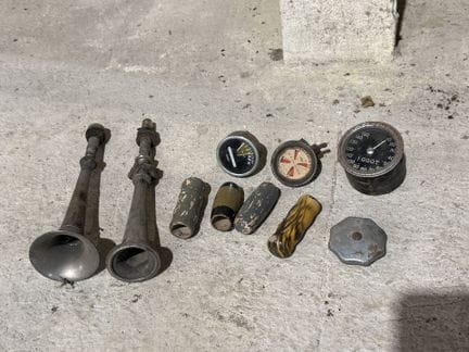 Petit lot d'automobilia comprenant :
- 2 trompes d