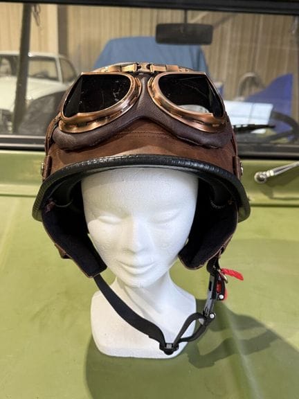 Casco decorativo in similpelle, con visiera.
Tagli