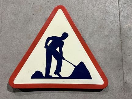 Panneau de signalisation triangulaire en tôle émai
