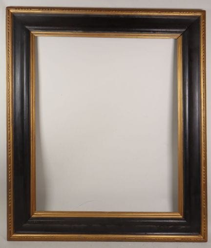 Cadre rectangulaire en bois doré et laqué noir.
Fi
