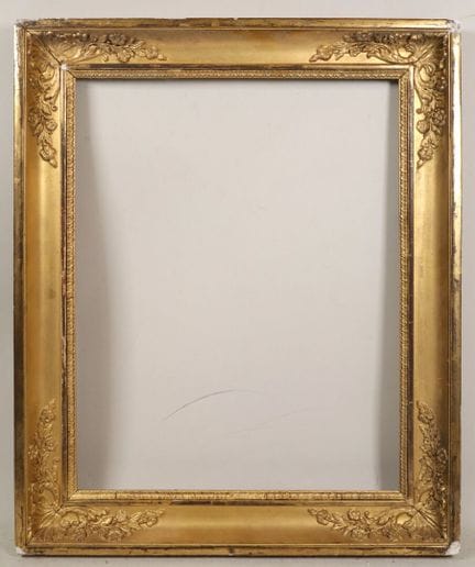 Cadre en bois et stuc doré à décor de palmettes et