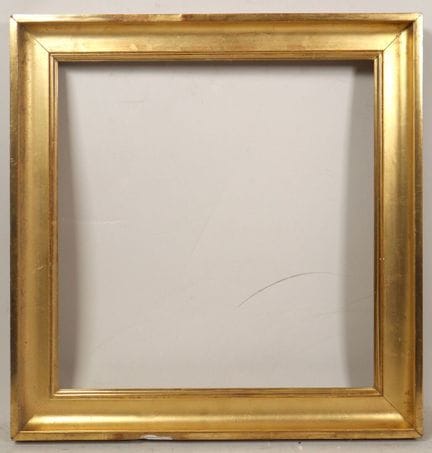 Petit cadre en bois et stuc doré à doucine.
XXe.
D