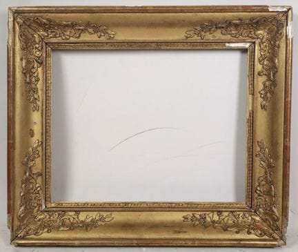 Cadre rectangulaire en bois et stuc doré à décor d