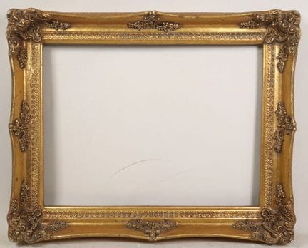 Cadre rectangulaire en bois et stuc redoré à décor