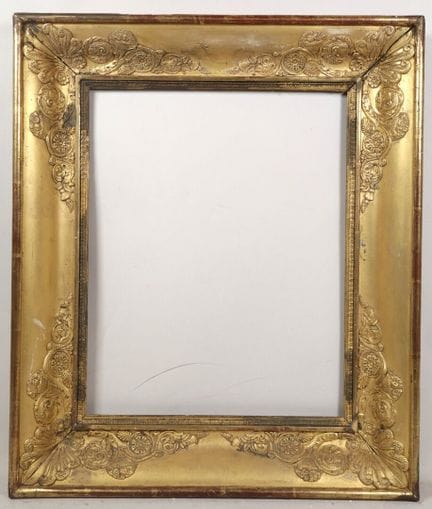 Cadre rectangulaire en bois et stuc doré à décor d