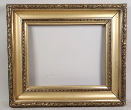 Cadre rectangulaire en bois et stuc doré à décor d