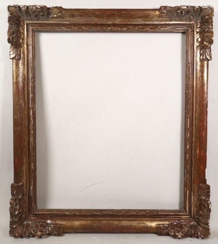 Cadre rectangulaire en bois sculpté et stuc doré à