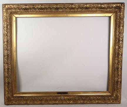 Important cadre rectangulaire en bois et stuc doré