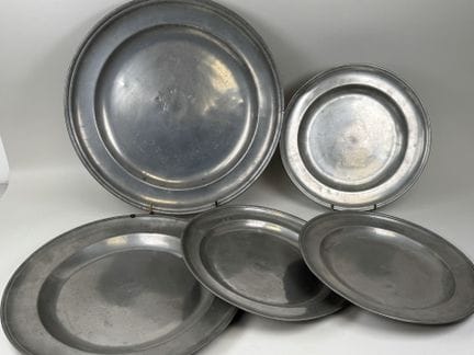 5 piatti di peltro.
Vecchie marcature.
D. 47 cm.