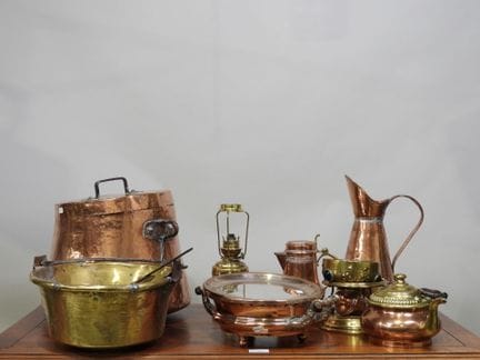 Set in rame e ottone composto da vari pezzi, tra c
