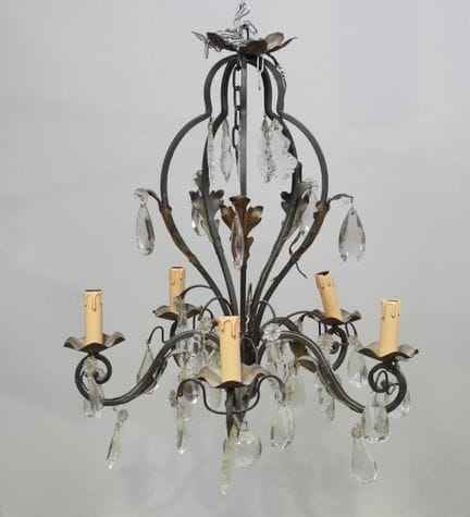 Petit lustre en fer forgé et pendeloques à cinq br