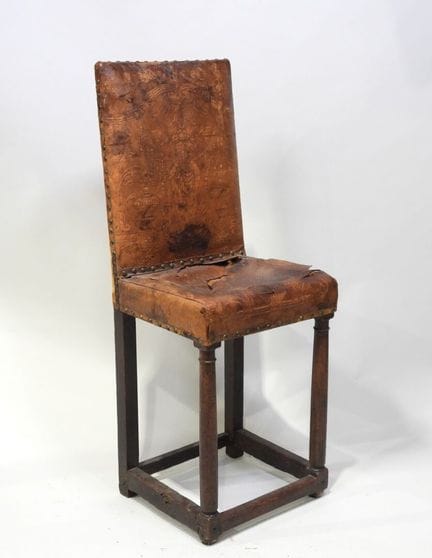 Silla con respaldo; el respaldo rectangular y el a