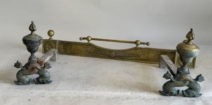 Paire de chenets en bronze à décor de dauphins sty
