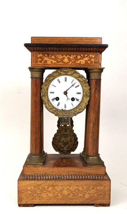 Orologio a pendolo in legno con decorazioni in int