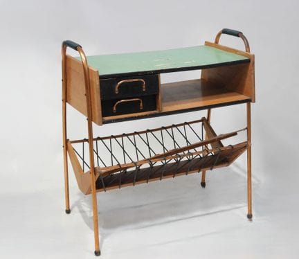 Piccolo tavolino rettangolare in formica verniciat